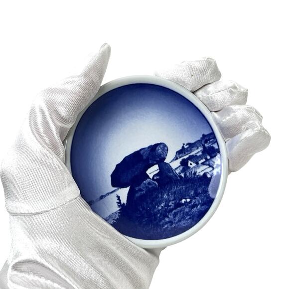 Porcelain Wall Art Royal Copenhagen Mini Plate Kaempehoj Blue Display 3.25 Inch - Picture 8 of 9